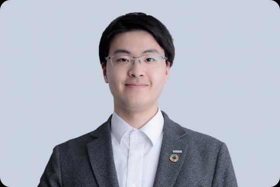 女性の先輩社員を表すイメージ
